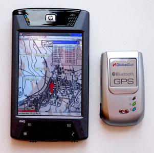HP iPAQ hx4700 Pocket PC a Navilock GPS Bluetooth Receiver BT-338.